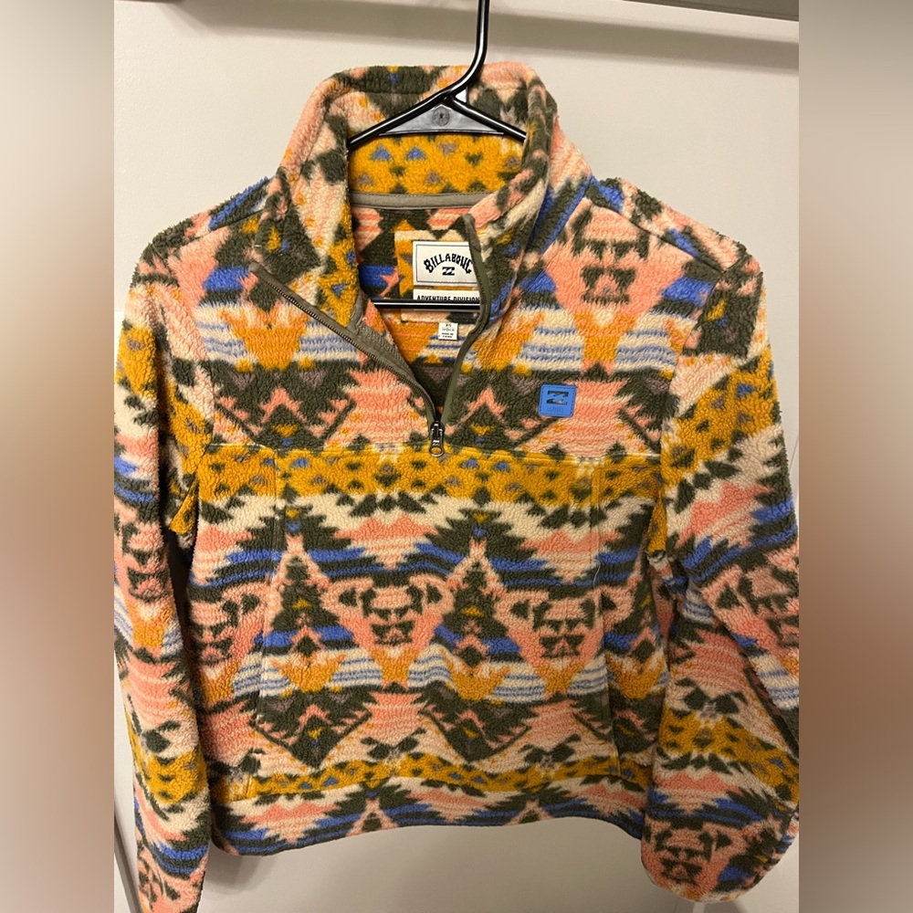 Billabong Sweatshirt!! Super cute sweatshirt in like new condition.